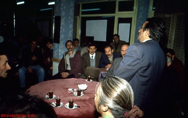 İbrahim Tez, vatandaşlarla kahvehane sohbeti