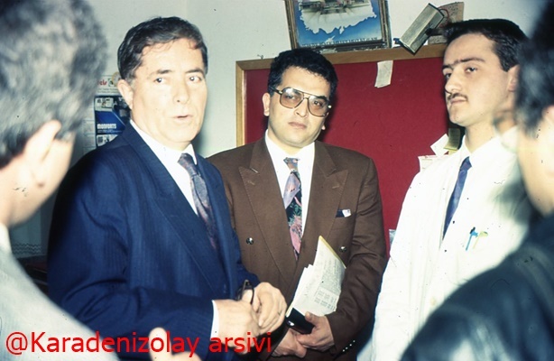 Trabzon valisi Kemal Esensoy'un 29 Nisan 1993 tarihindeki Sürmene ilçe gezisi.İlçe kaymakamı Yusuf Ziya Karacaev