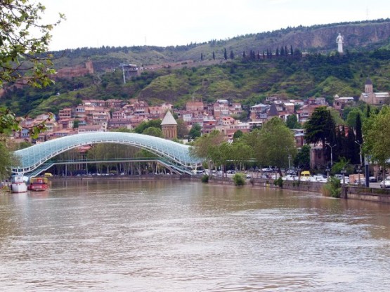 Tiflis'te Barış köprüsü
