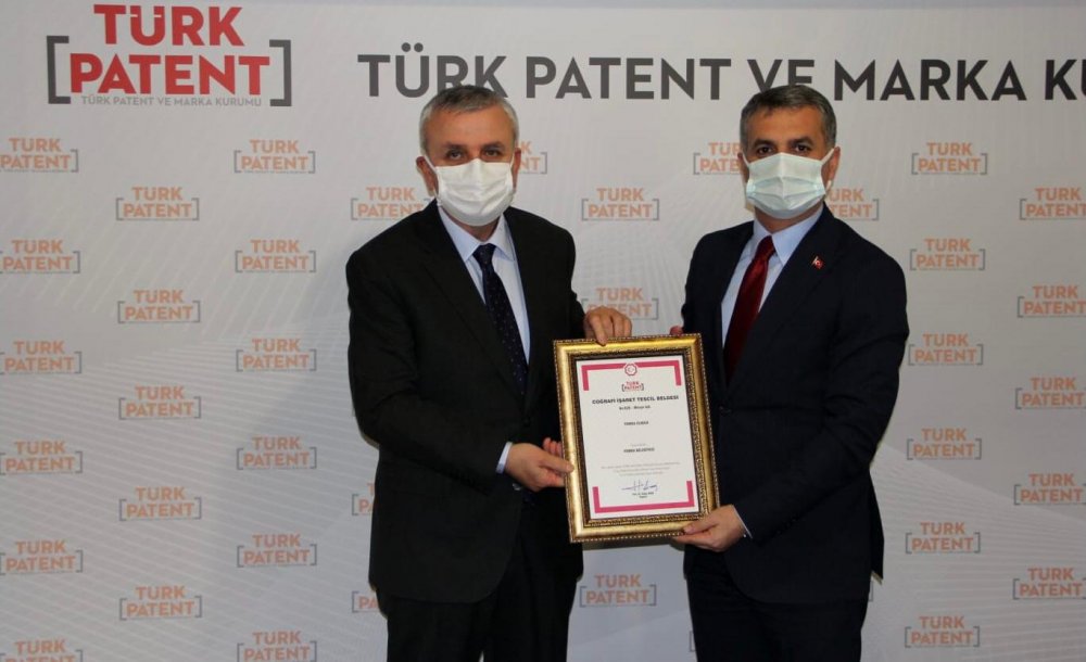 Yomra Belediye Başkanı Mustafa Bıyık, Yomra Elması Coğrafi İşaret Tescil Belgesi'ni Türk Patent ve Marka Kurumu Başkanı Habip Asan'dan teslim aldı.