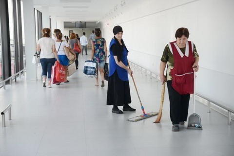 Gürcistan Gümrüğün de çalışan yaşlı kadınlar