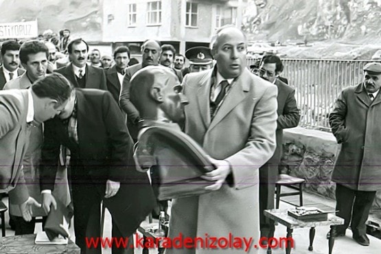 Vali Yılmaz Ergun, Atatürk büstünü görevlinin elinden alıp, protokol de en öndeki sehpaya koyuyor