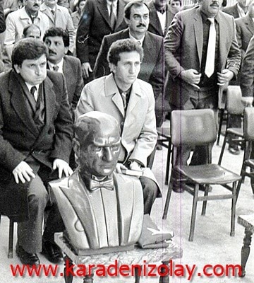 Dönemin Trabzon il sağlık müdürü Mehmet usta, Araklı kaymakamı Tayyar şaşmaz ile Atatürk büstü'nün hemen arkasında adeta esas duruşta oturuyor