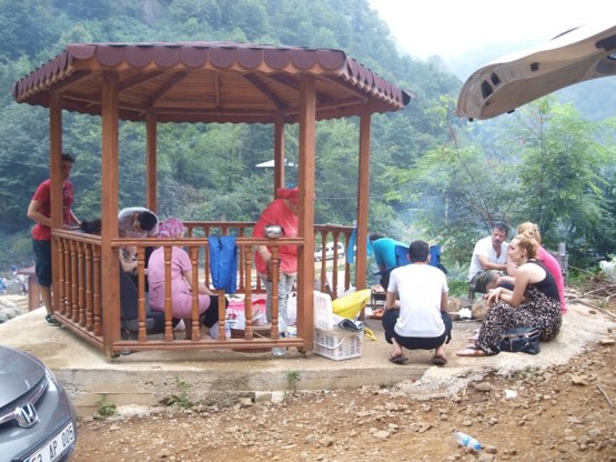 Ağaran Şelalesi- Köprüköy/Çayeli/Rize şalale alanında piknik fırsatı