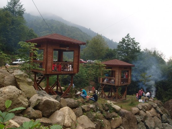 Kültür ve Turizm Bakanlığı'nca çevre düzenlemesi tamamlandı.Ağaran Şelalesi- Köprüköy/Çayeli/Rize