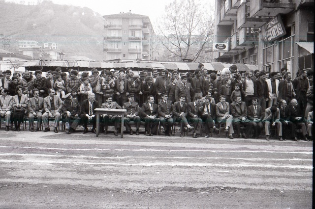 24 Şubat 1985 Araklı'nın kurtuluş törenlerin de Kaymakam Celal Dinçer ve Belediye Başkanı Yılmaz Çebi