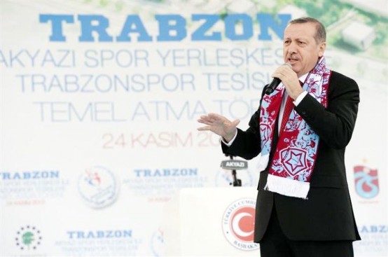 Başbakan Recep Tayyip  Erdoğan, Çevre ve Şehircilik Bakanı Erdoğan Bayraktar, Gümrük ve Ticaret Bakanı Hayati Yazıcı, Gençlik ve Spor Bakanı Suat Kılıç, Vali Abdil Celil Öz, Trabzon Belediye Başkanı Orhan Fevzi Gümrükçüoğlu, milletvekilleri ve partililer ile Akyazı Spor kompleksinin temelini attı