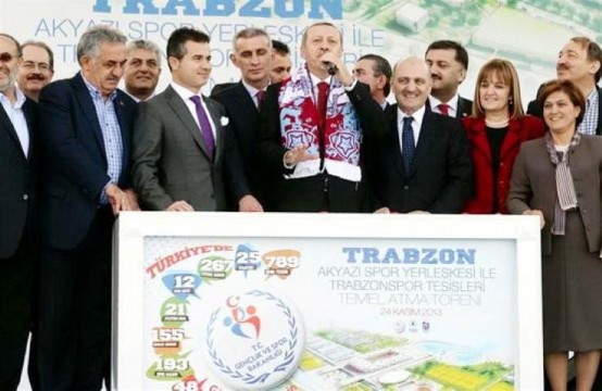 Başbakan Recep Tayyip  Erdoğan, Çevre ve Şehircilik Bakanı Erdoğan Bayraktar, Gümrük ve Ticaret Bakanı Hayati Yazıcı, Gençlik ve Spor Bakanı Suat Kılıç, Vali Abdil Celil Öz, Trabzon Belediye Başkanı Orhan Fevzi Gümrükçüoğlu, milletvekilleri ve partililer ile Akyazı Spor kompleksinin temelini attı