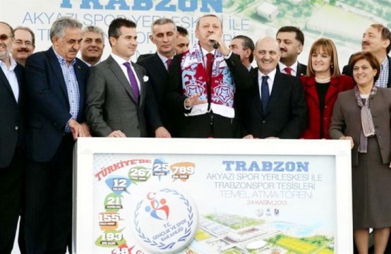 Başbakan Recep Tayyip  Erdoğan, Çevre ve Şehircilik Bakanı Erdoğan Bayraktar, Gümrük ve Ticaret Bakanı Hayati Yazıcı, Gençlik ve Spor Bakanı Suat Kılıç, Vali Abdil Celil Öz, Trabzon Belediye Başkanı Orhan Fevzi Gümrükçüoğlu, milletvekilleri ve partililer ile Akyazı Spor kompleksinin temelini attı