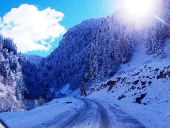 biraz uğraşınca lastikler yolda isyan edip adeta 