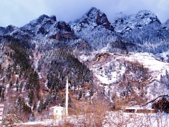 Peki Karadeniz’e yeşilliği yakıştırıyorsunuz da ya beyazı. Karla kaplandığında Karadeniz, beyaza bürünmüşken güzel değil mi?