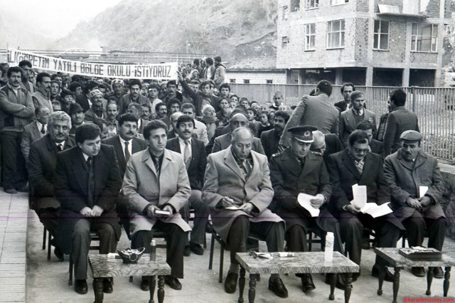 Çankaya İlköğretim okulu açılış töreni.Ön sırada Vali yılmaz Ergun, kaymakam Tayyar Şaşmaz,jandarma komutanı, il milli Eğitim müdürü Bener Cordan(gözlüklü), Sağlık il müdürü Mehmet Usta (sol başta) ve arka sırada sol başta Araklı Belediye başkanı Yılmaz Çebi