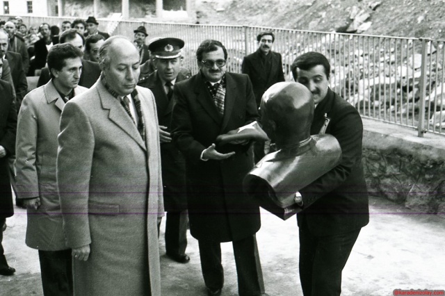 Trabzon Valisi Yılmaz Ergun, il Milli Eğitim Müdür Bener cordan , Atatürk büstünün yeri değiştirilirken