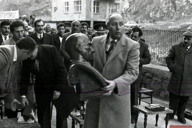 Trabzon Valisi Yılmaz Ergun ve Atatürk büstü