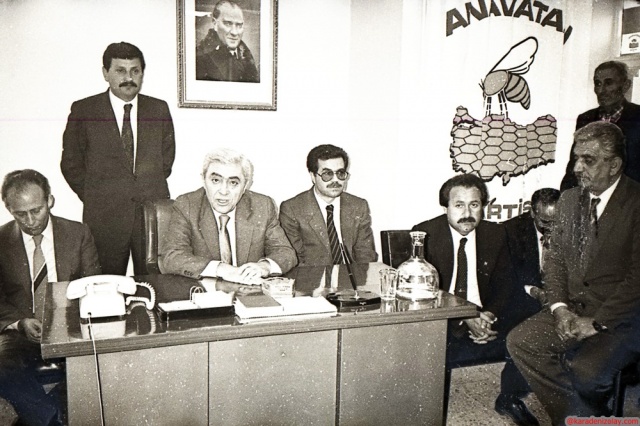 TBMM Başkanı Necmettin Karaduman'ın Araklı ziyaretin de parti binasın da ilçe başkanı İbrahim Çebi, Belediye Başkanı Yılmaz Çebi (sağ başta) Trabzon Milletvekilleri Fahrettin Kurt ve Hayrettin Gurbetli