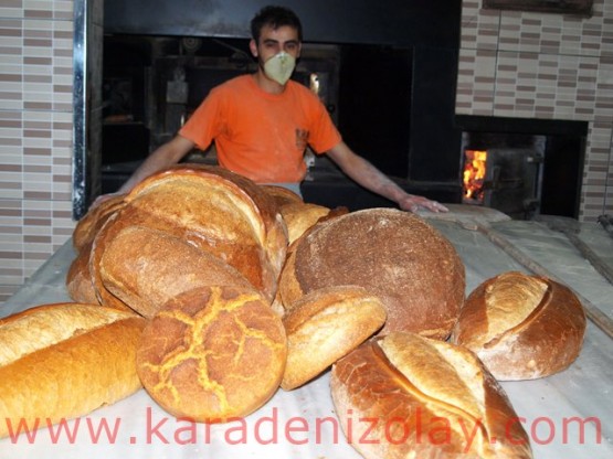 Trabzon ekmeğinin yanında mısır ekmeği ve diğer ekmek çeşitleri