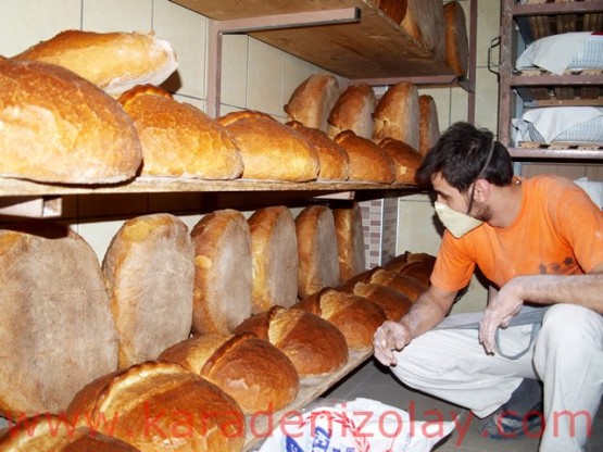 Trabzon ekmekleri, fırında önce dinlendirilme raflarına alınıyor