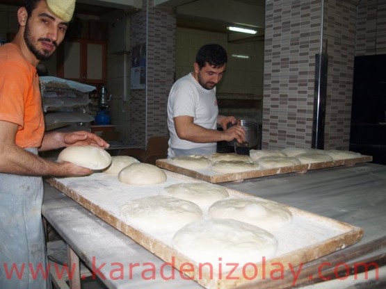 Trabzon ekmek ustaları, fırın önünde pide pişirme hazırlığındalar