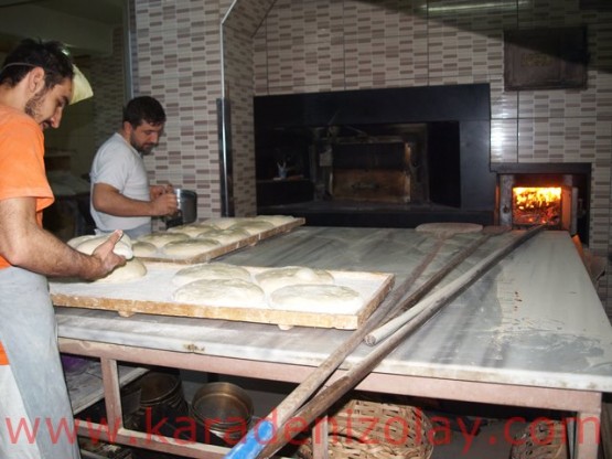 Trabzon ekmeğinin yanında sade pide hazırlığı
