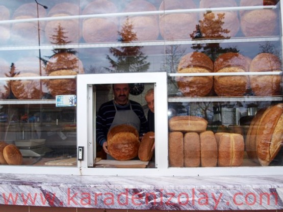 Trabzon ekmeği, fırının satış reyonu