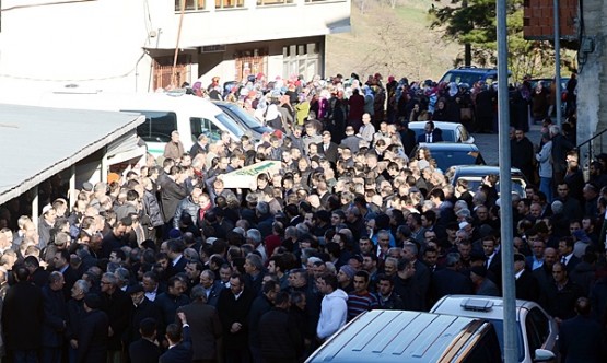 Cenaze,Cuma namazı sırasında kadınların önündeydi