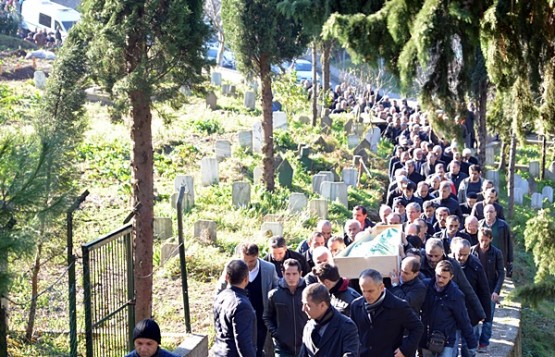 cemaatın bir kısmı ayrılsada çoğunluğu mezarlığa kadar tabutu omuzlarda taşıdı