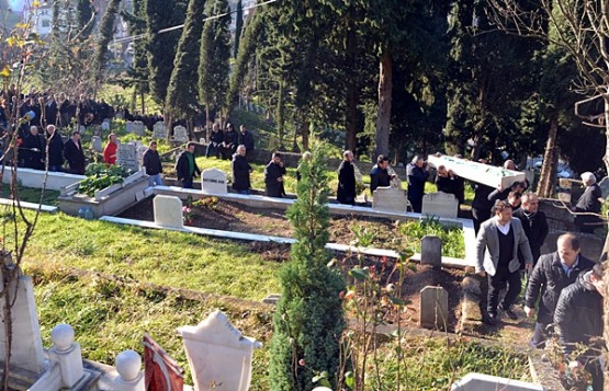 H.Ali Neziroğlu'nun naaşı, omuzdan omuza verildi