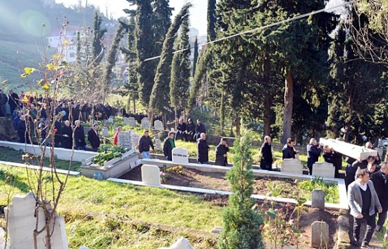 Omuzlarda taşınan naaş, aile kabristanlığında toprağa verildi