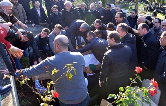 TBMM Genel Sekreteri Dr. İrfan Neziroğlu, babasını mezara indiriyor