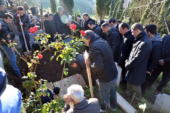 Ali Neziroğlu'nun naaşı mezara kondu