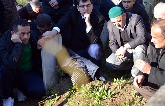 Dr. İrfan Neziroğlu, kardeşlerinin mezarı başında