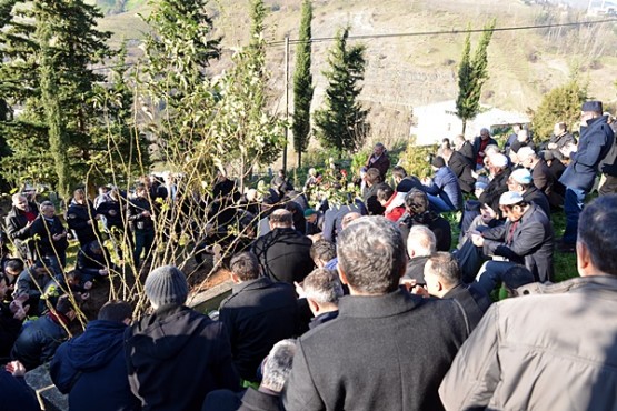 2008 yılında ortanca kardeşi Orhan Neziroğlu'nu trafik kazasında kaybetmişti