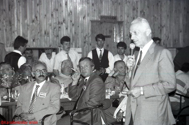 TTSO Meclis başkanı Ali Osman Ulusoy, İzmir TSO üyeleri misafirlerine hitap ediyor. 6 eylül 1996