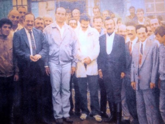 Maliye ve Gümrük bakanı Adnan Kahveci ile 22 yıl önceki fotoğraf,Kahvedüzü'ndeki mercan tesislerindeki duvarda asılı