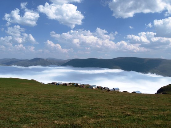 Kizilkaya yaylası- Yagmurdere-Gümüşhane- yayla bulutlarla çevrili