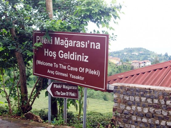 Pileki mağarası tabelası