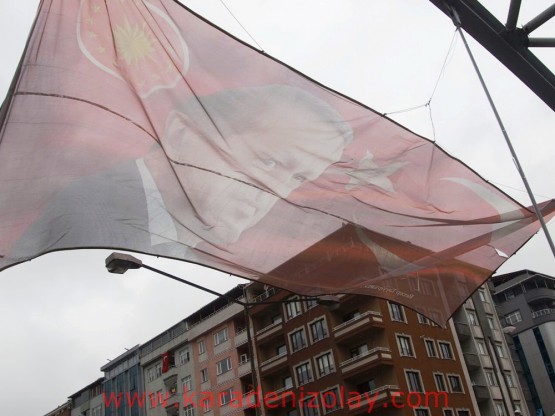 Afiş poster, rüzgarla havalanıyor