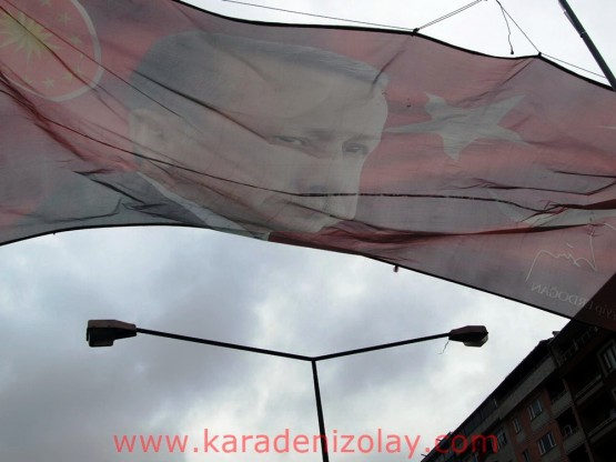 bez afiş poster, aydınlatma lambalarını aşıyor
