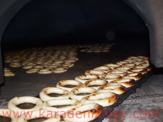 Rize simidi alev önünde kuruduktan sonra pişiriliyor