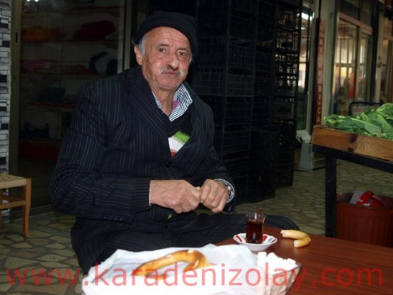 yaşlı biriyseniz Rize simidini çaya bandırıp yiyorsunuz