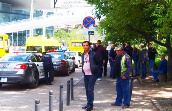 Tiflis'te sokakta içki içenlere yönelik polis takibi