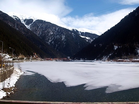 uzungöl de buzlar eriyor