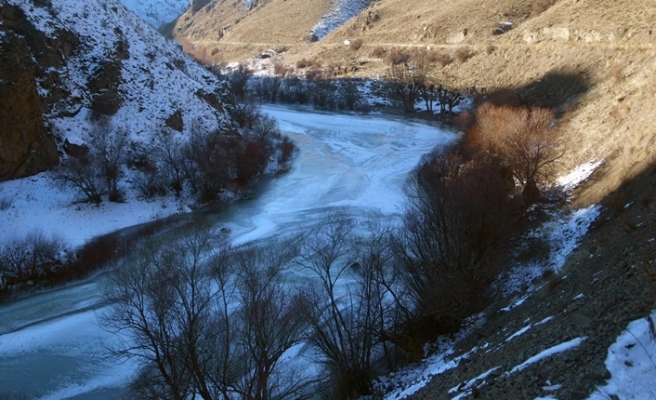 Çoruh Nehri buz, Ovit yol vermez!