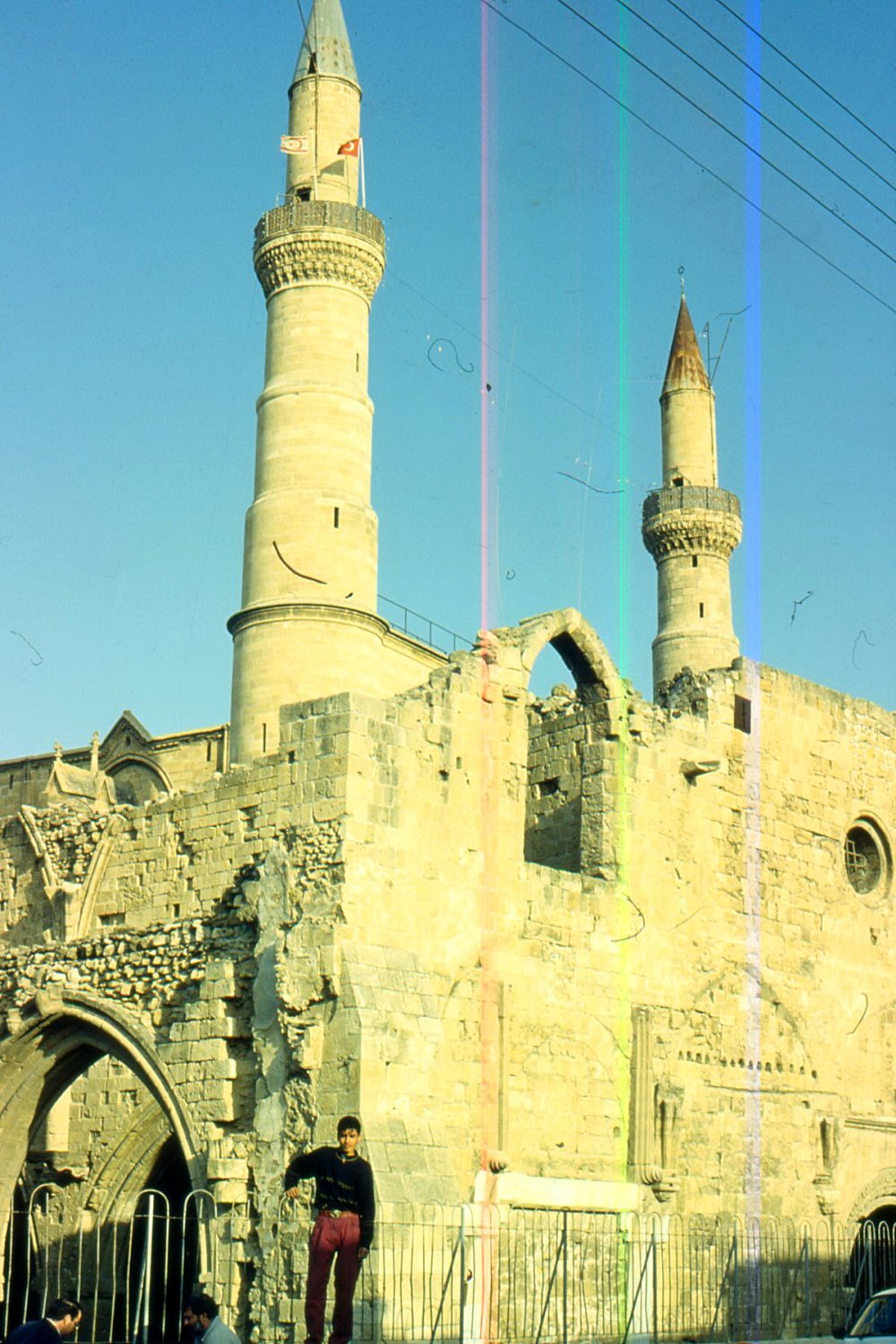 gazimagosadaki cami de kktc ve Türkiye bayrağı